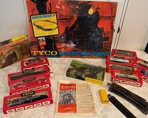 Lot 367  Vintage TYCO HO Scale Electric Train Set with Accessories