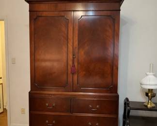 Bevan Funnell Limited 
Georgian style linen press
Made in England