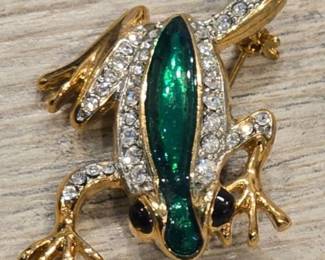 Vintage frog with emeralds brooch