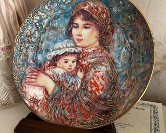 Limited edition Molly and Annie china plate with 18k gold accents. provided with the certificate of authenticity. plate # 1780