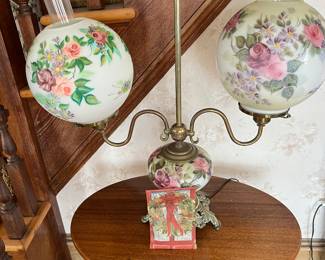 "gone with the Wind" style parlor lamp. Hand painted floral design.