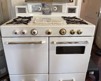 Estate Gas Stove, featuring side by side dual ovens and a central griddle burner, works, must disconnect from gas and remove from home