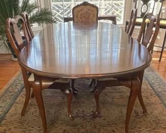 Queen Anne Style Dining Table with 2 leaves 