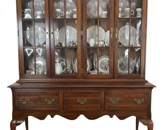 Vtg Traditional Chippendale style mahogany china cabinet