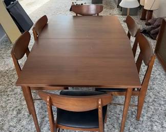 Dining room table and 6 chairs - comes with leaf and pads for table 