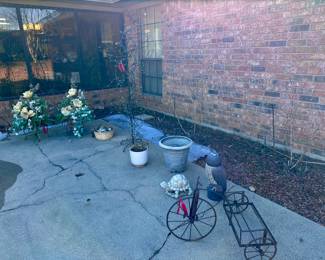 Outdoor Decor and Flowerpots
