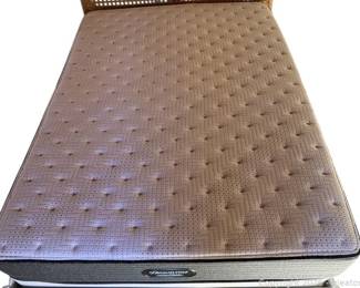 Nice Beautyrest Queen Size Mattress and Boxspring