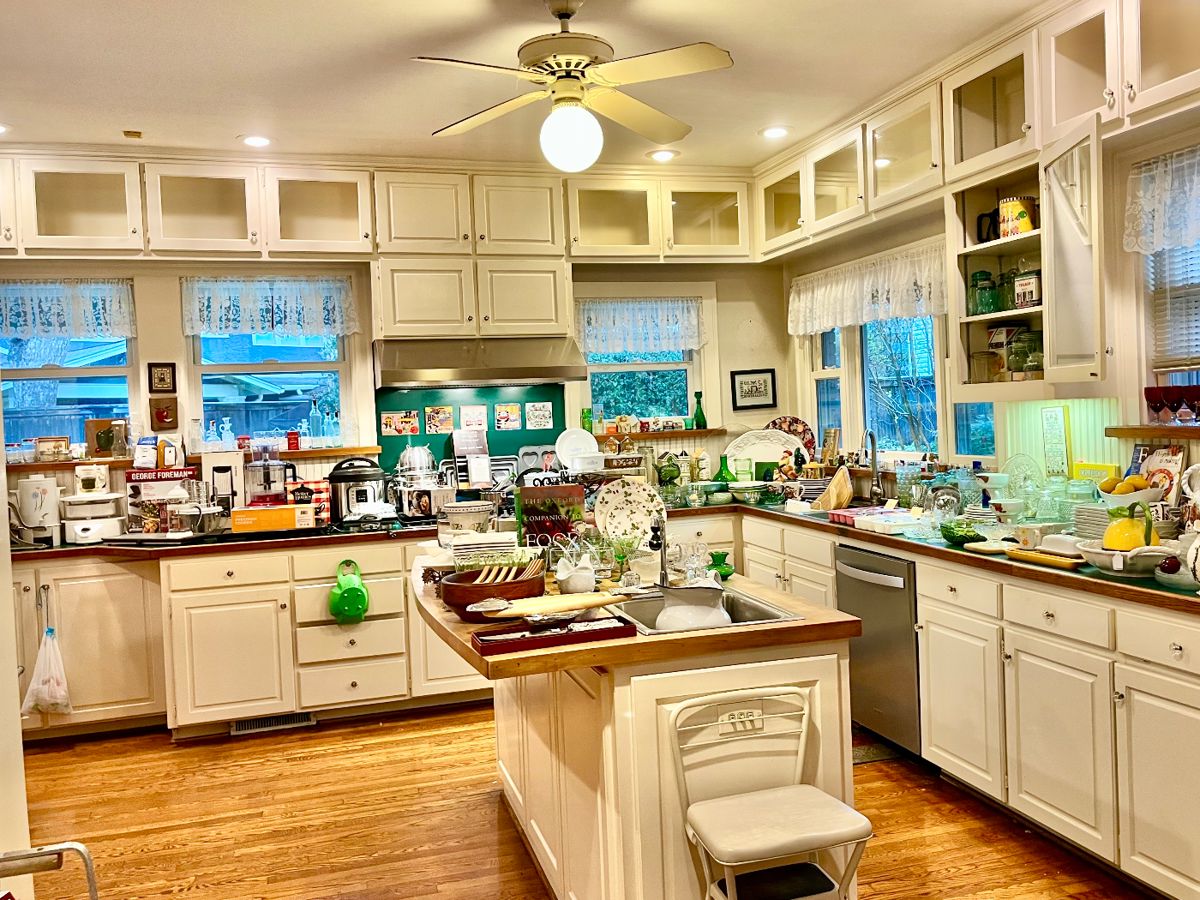 Spacious kitchen in an historic home near the zoo!