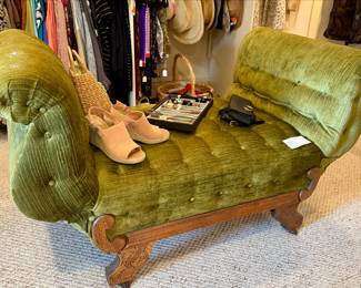 Love this green tufted bench, chaise.