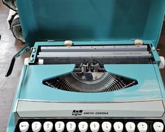 VINTAGE TYPEWRITER