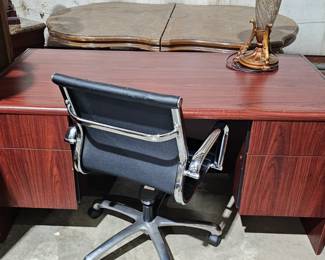 DESK / CHAIR