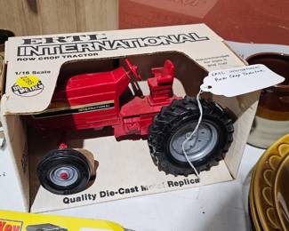 ERTL INTERNATIONAL DIE CAST TRACTOR TOY