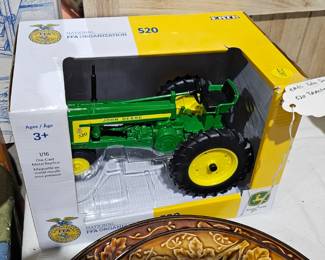 JOHN DEERE TRACTOR TOY