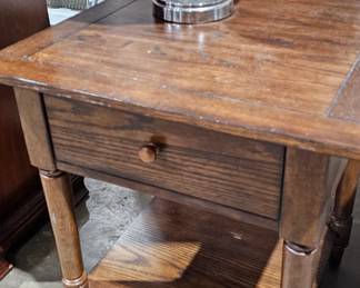 TABLE / NIGHTSTAND
