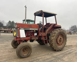 INTERNATIONAL 1086 TRACTOR