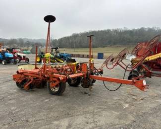 ALLIS CHALMERS FOUR ROW PLANTER