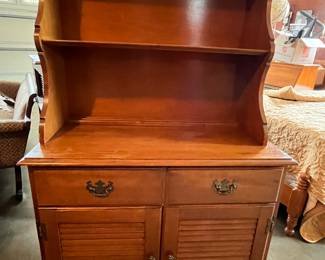 SMALL AMERICANA MAPLE HUTCH