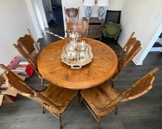 Oak dining table with leaf and 6 chairs