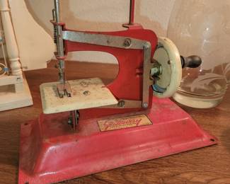 Toy sewing machine