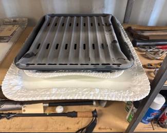 5586 2 Serving Platters and Broiler Pan