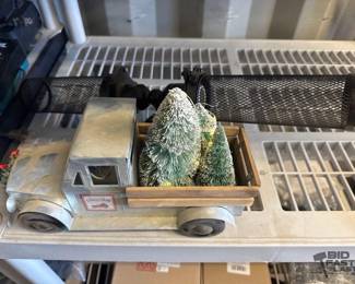 4602 Farm Fresh Christmas Trees Decorative Truck, 60 Watt Vintage Wall Lamp