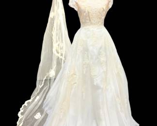 Vintage Lace Wedding Dress With Veil
