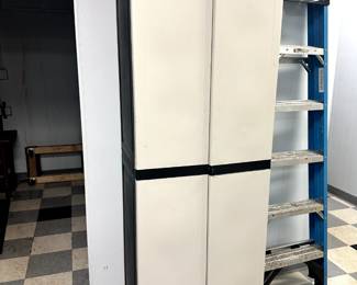 RUBBERMAID CABINET