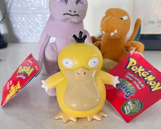 Hasbro Pokemon "Mewtwo", Tomy "Psyduck", Pokemon "Charizard"