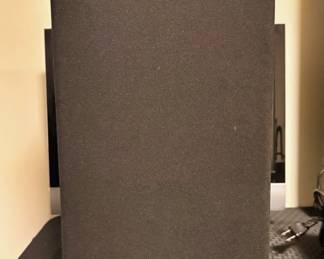 A nice pair of Magnavox audio speakers