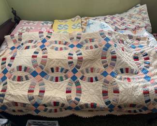 Vintage Double Wedding Ring Quilt                                                  Pic 1 of 6.  Measures approximately 66 x 78