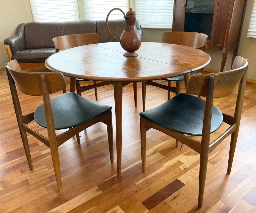 Round mid-century modern dining table with 2 leaves and 4 dining chairs