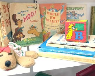 Kids/YA books: The Little Prince, Dr Seuss, Free to Be You + Me, Babar, nursery rhymes, National Geographic for Young Explorers series, DK Eyewitness nature books, The Baby Sitters Club, CS Lewis, Beverly Cleary, Nancy Drew + Hardy Boys. También hay libros para niños en francés y español, algunos de allos antiguos.