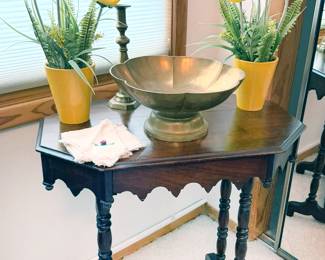 Bobbin leg accent table