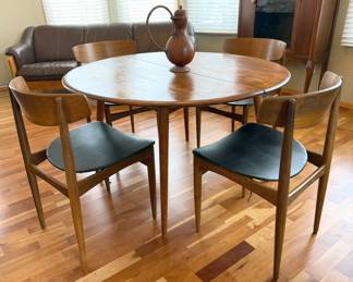 Round mid-century modern dining table with 2 leaves and 4 dining chairs