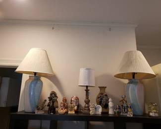 PAIR OF LAMPS & FIGURINES