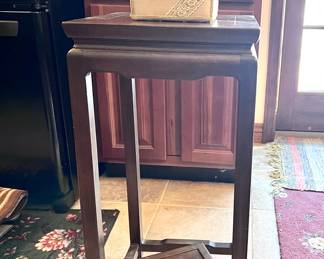 Nice solid wood stand with lower diamond removable shelf space