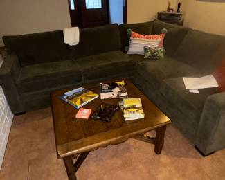 Sofa sectional, square coffee table