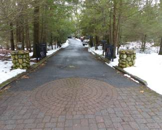 Long driveway to walk to the house