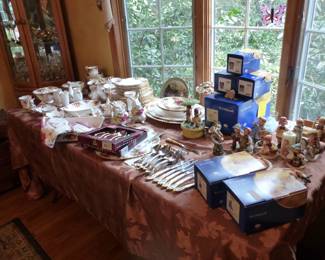 Royal Albert Old Country Roses dinnerware set, Hummels