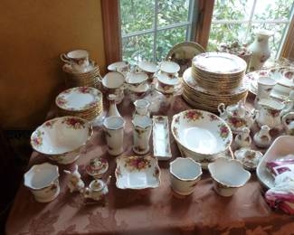 Royal Albert Old Country Roses dinnerware set, Hummels