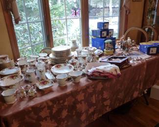 Royal Albert Old Country Roses dinnerware set, Hummels