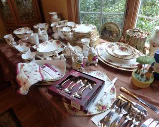 Royal Albert Old Country Roses dinnerware set, Hummels