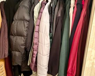 Men’s & women’s winter coat(left)
Spring jackets (right) most $10-25ea
Sz Medium & large