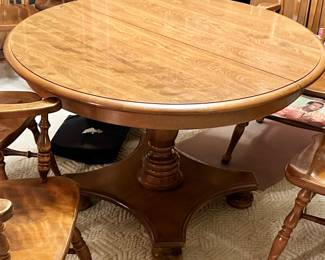 Vntg Ethan Allen Pedestal 44” round dining table w/ (2) 15” leaves $250