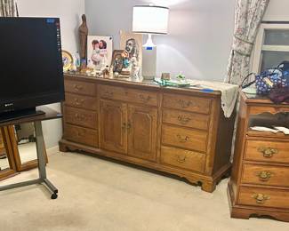 Vntg Thomasville Triple dresser with cupboard drawer center 72” x 19.25d x 35”h $150
Cubbie top chest $75 (32”w x 18d x 35.5”h)
Sony Bravia TV KDL 40s3000 $50