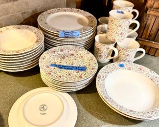 Ralph Lauren Belle Fleur pattern China Set -
(8) 4pc place settings available at $30ea
Dinner plates $10 each; soup bowls 10 each,
Luncheon plates and coffee mugs $5ea, 2 pasta bowls $18ea