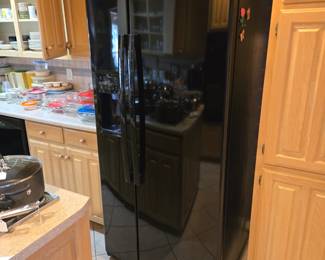 GE Refrigerator (Very Clean) 33 Inch Freestanding Side by Side Refrigerator 23.2 Cu. Ft. 