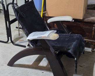 Human Touch Perfect Chair PC-610 Omni-Motion Classic Zero-gravity Power Recliner 
	*Needs a New Cushion 
