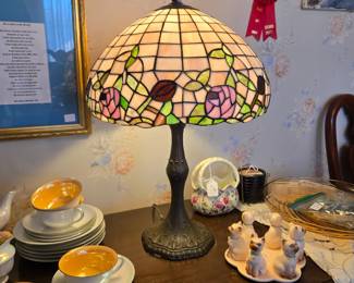Tiffany- style Table Lamp