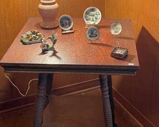 ANTIQUE CLAW FOOT ACCENT TABLE, VINTAGE LAMP